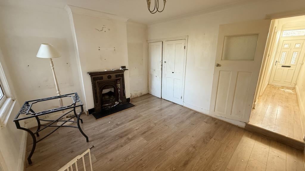 Lot: 147 - HOUSE IN NEED OF IMPROVEMENT WITH RENTAL POTENTIAL - Internal image of dining room